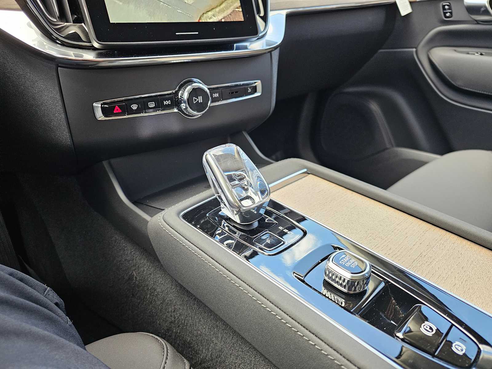 2025 Volvo XC90 Plus - Photo 27