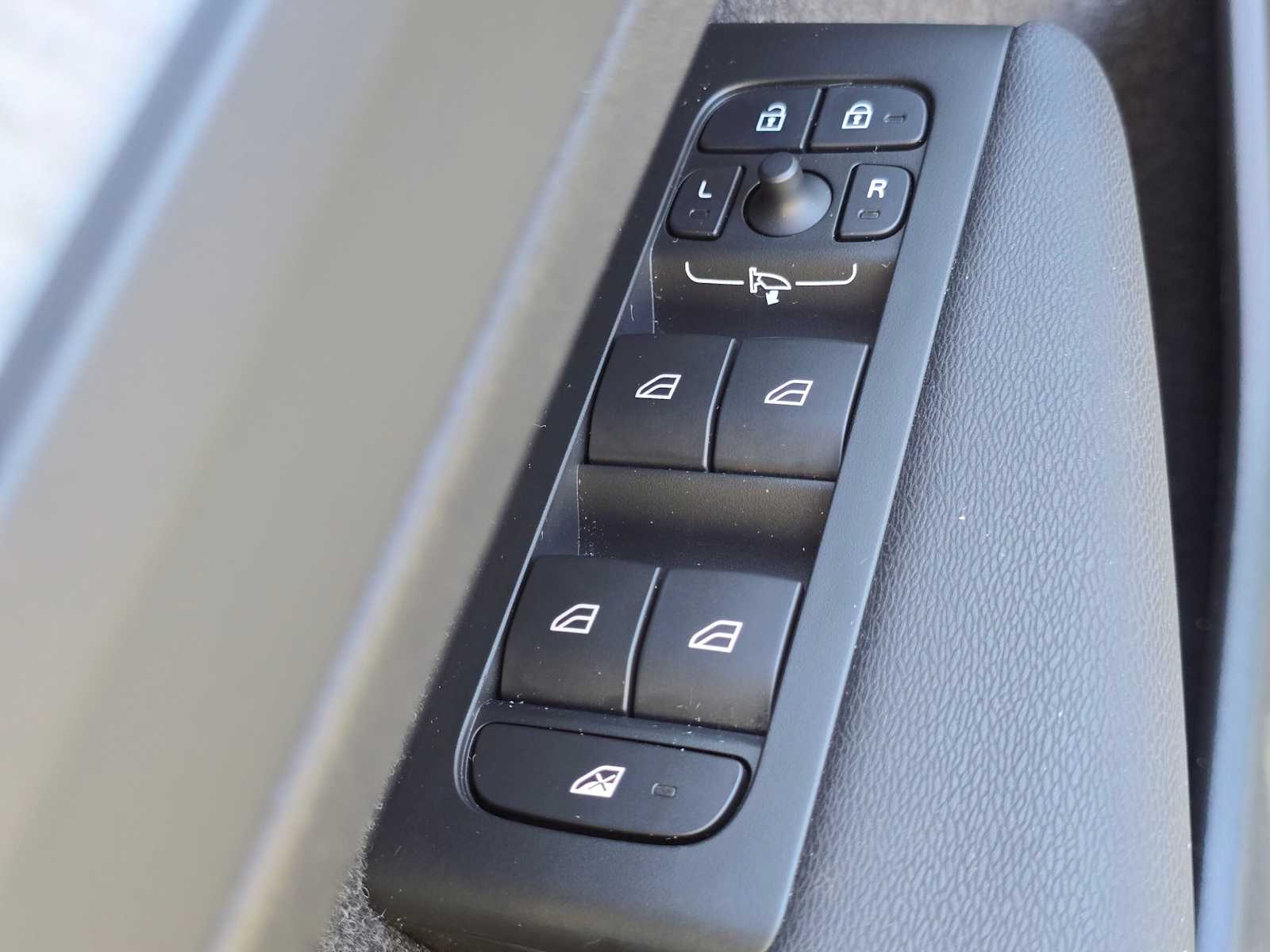 2026 Volvo XC40 Plus - Photo 21