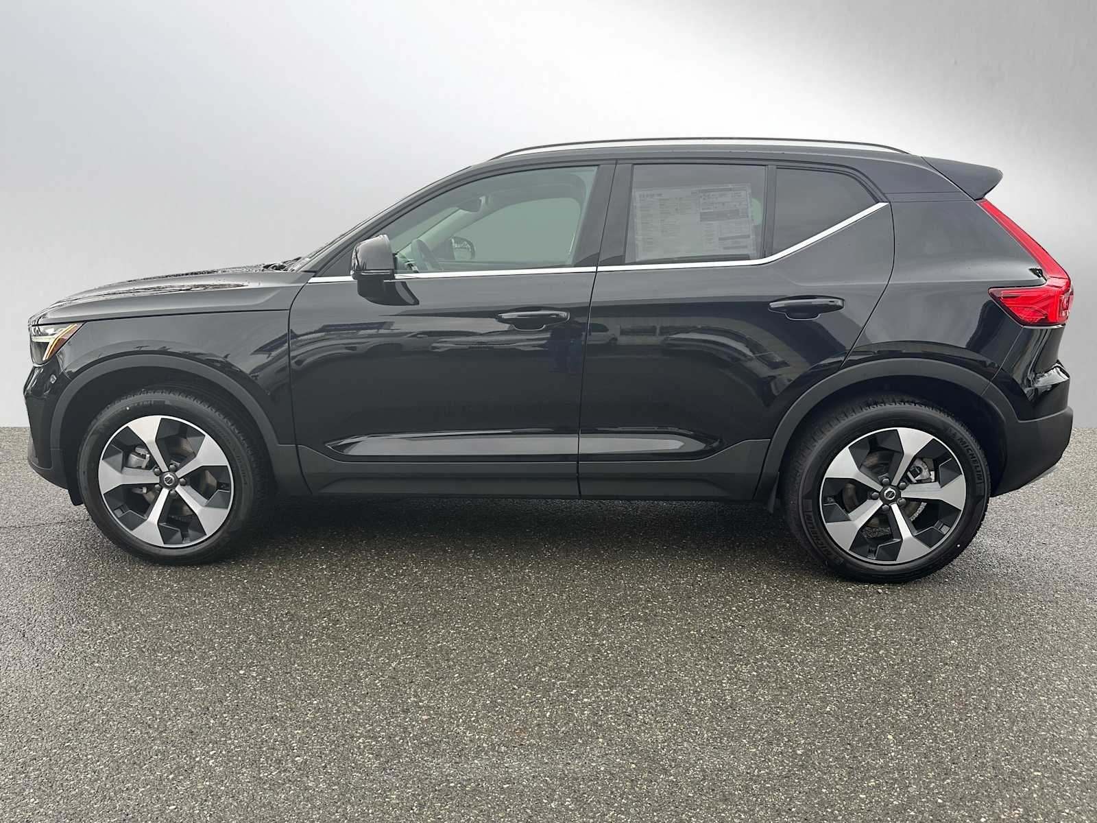 2025 Volvo XC40 Core photo 4