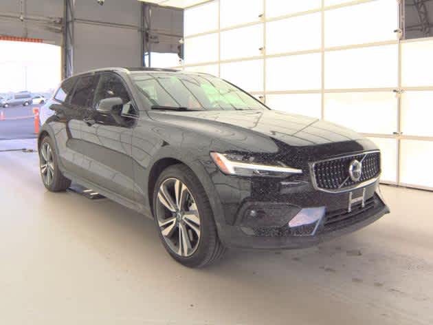 2025 Volvo V60 Cross Country B5 Plus photo 3