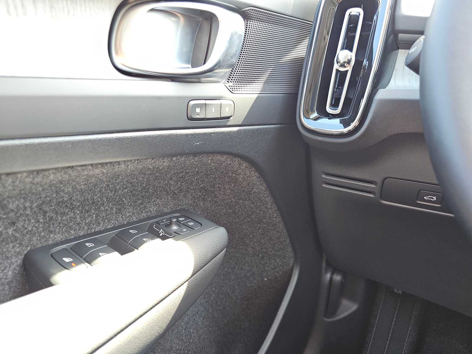 2025 Volvo XC40 Core - Photo 31