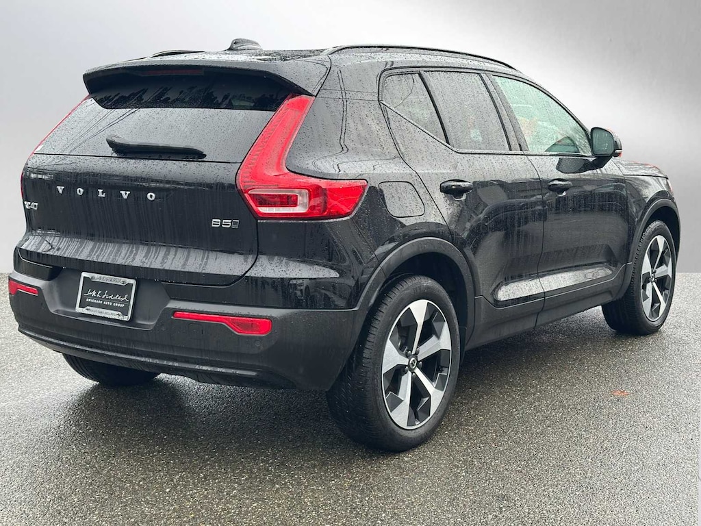 New 2025 Volvo XC40 B5 Plus Dark Theme SUV