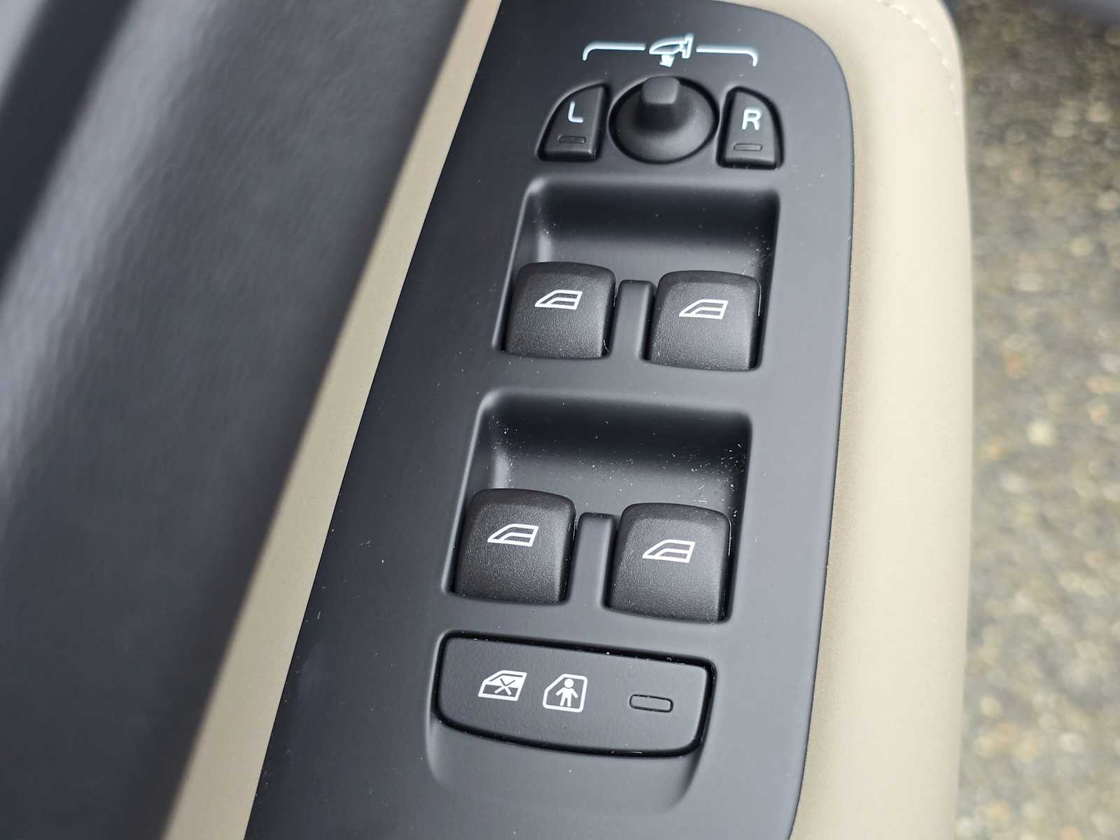 2026 Volvo XC60 Plus - Photo 21