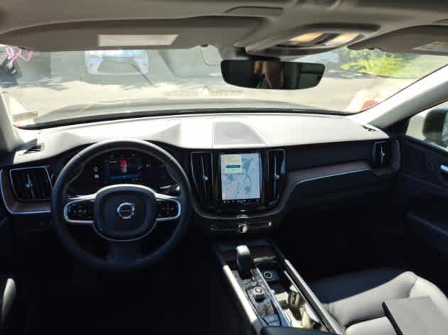 2023 Volvo XC60 Recharge Hybrid Plus photo 2