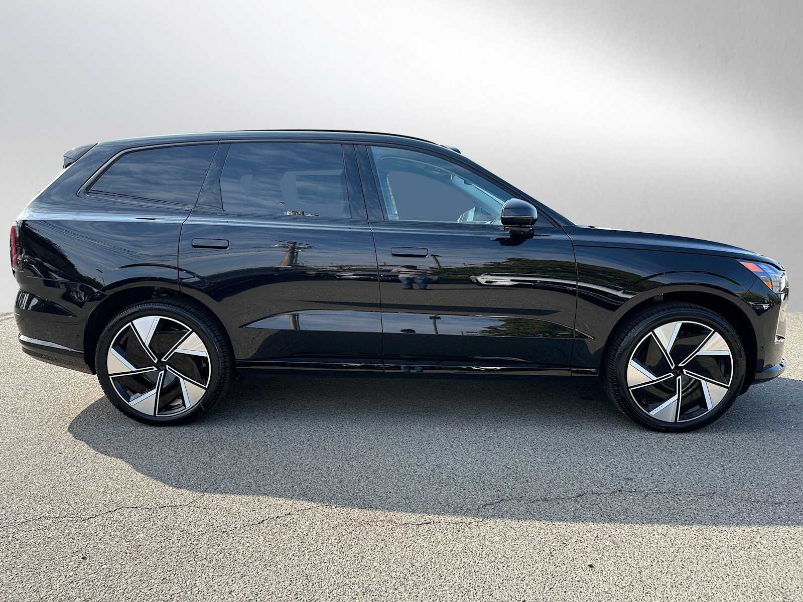 2025 Volvo EX90 Twin Motor Plus photo 2