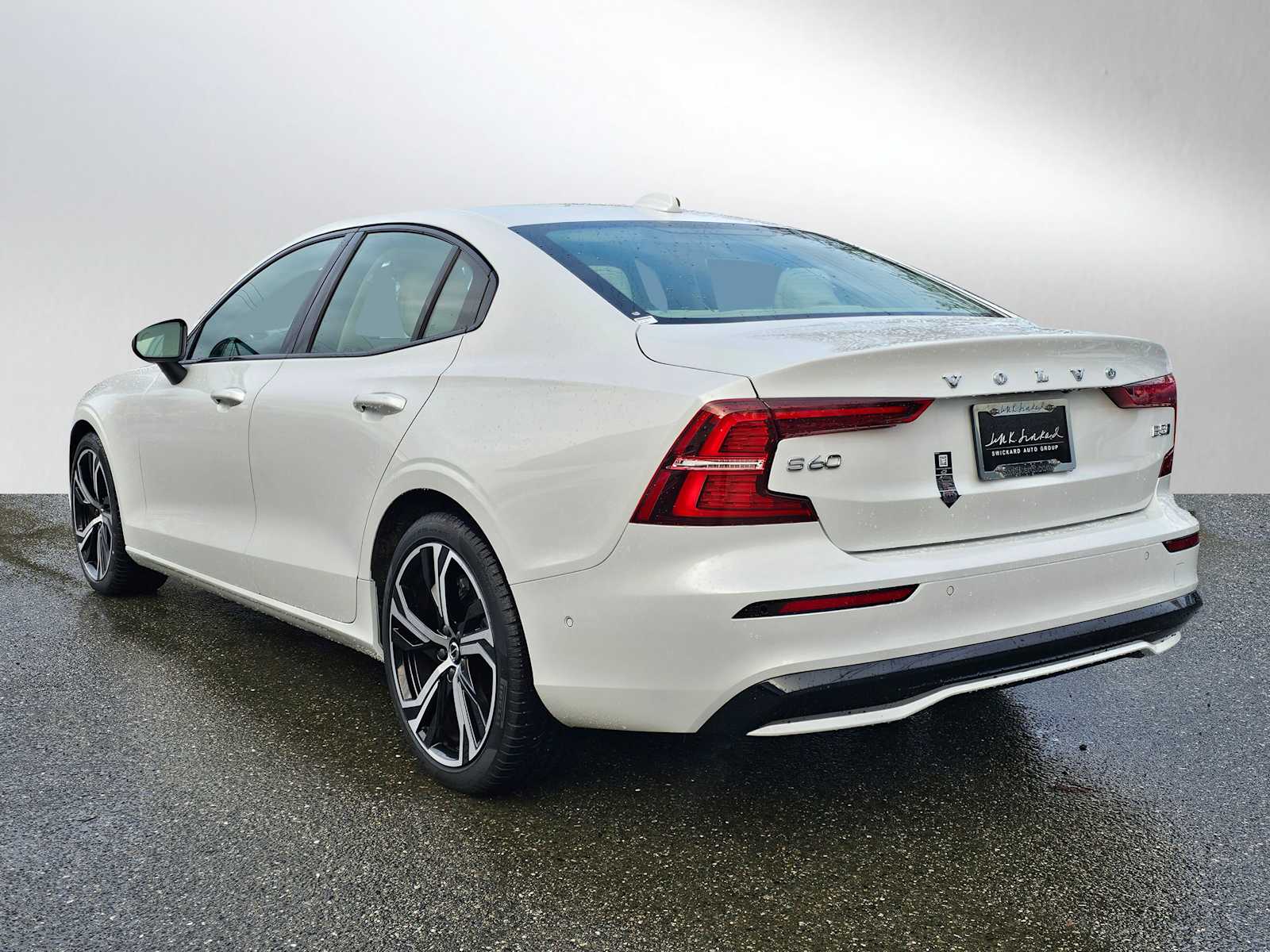 2024 Volvo S60 B5 Plus photo 3