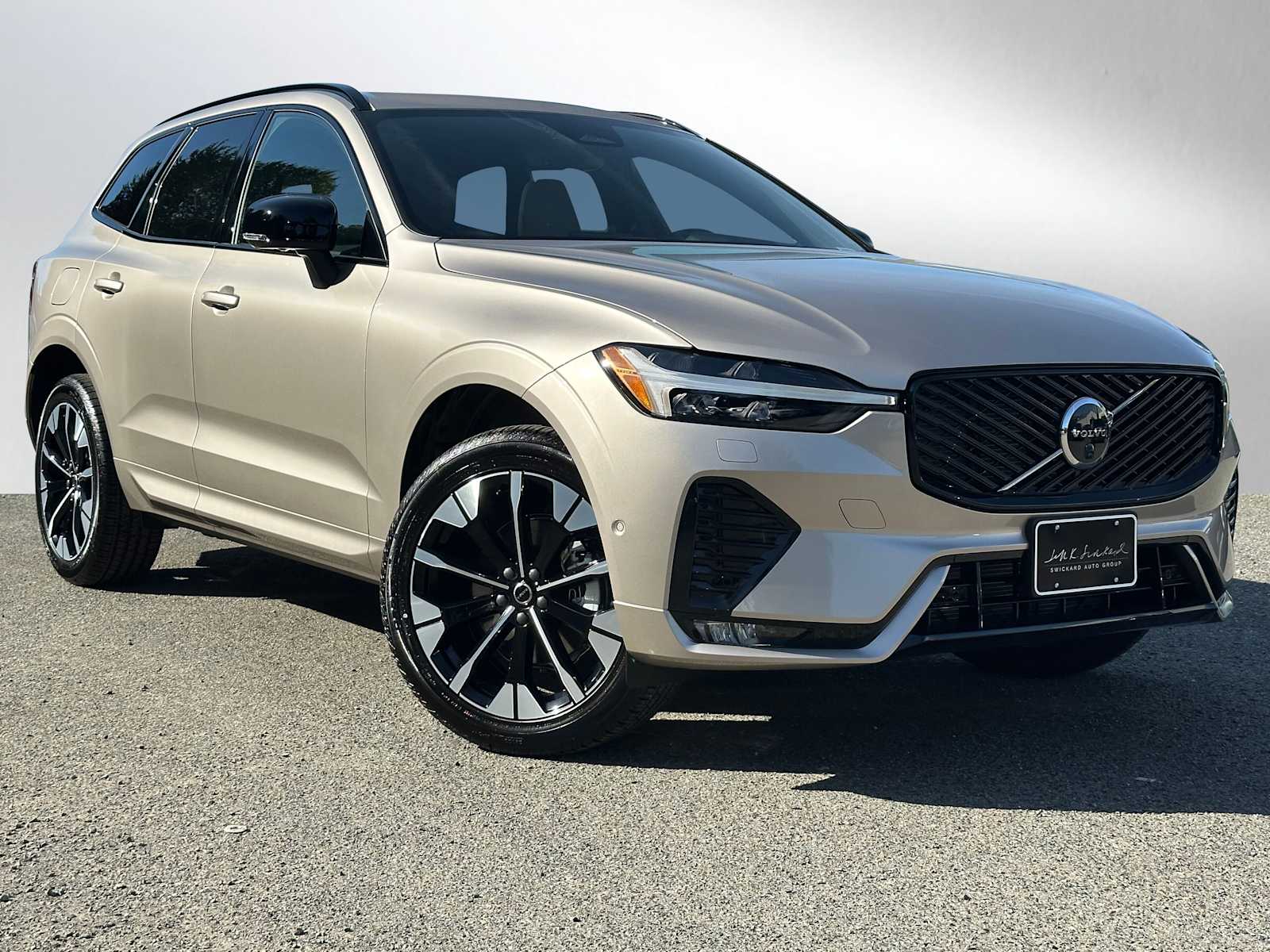 2026 Volvo XC60 Plus's photo