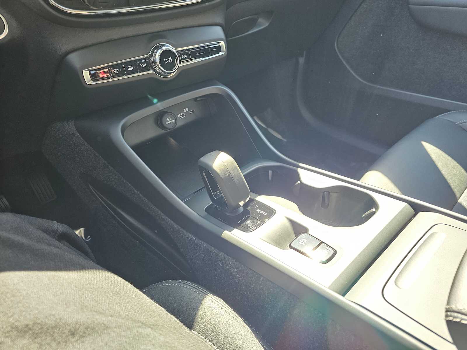 2025 Volvo XC40 Core - Photo 27