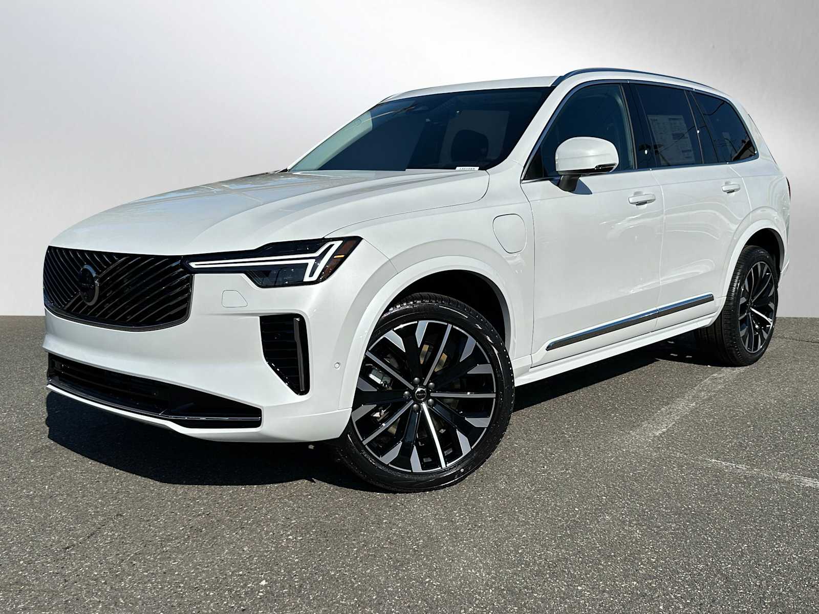 2025 Volvo XC90 T8 Plus photo 3