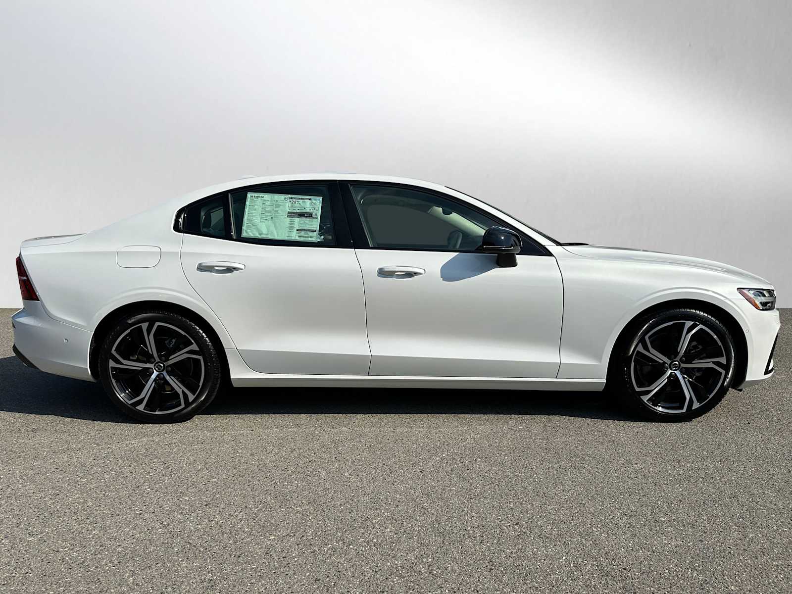 2024 Volvo S60 B5 Plus photo 2