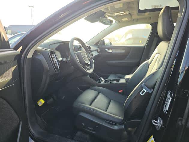 2025 Volvo XC40 Plus photo 3