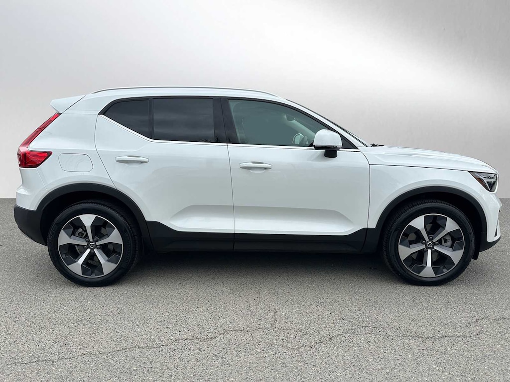 New 2025 Volvo XC40 B5 Core Bright Theme SUV