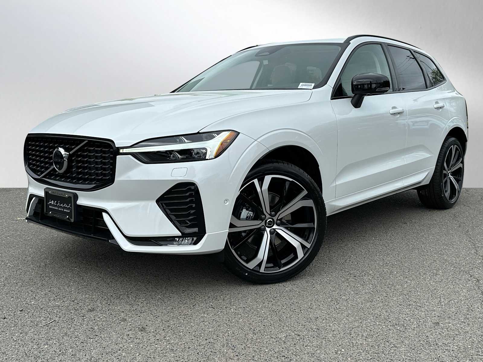 2025 Volvo XC60 B5 photo 3