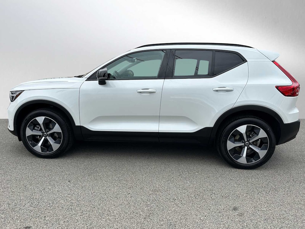 New 2025 Volvo XC40 B5 Plus Dark Theme SUV