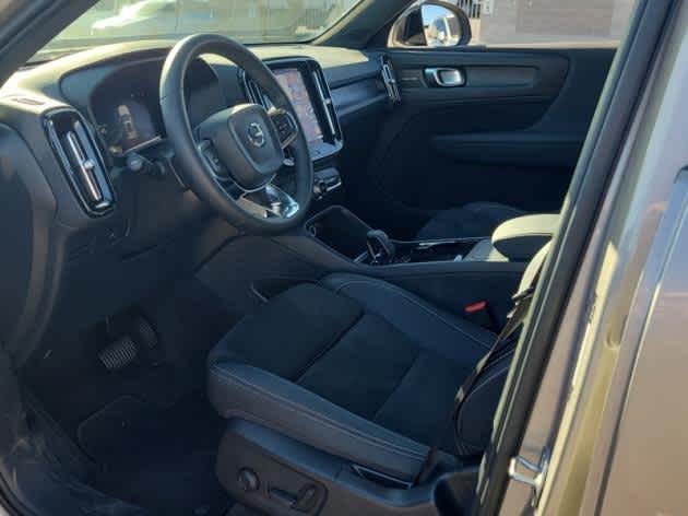 2023 Volvo XC40 Recharge Ultimate photo 2