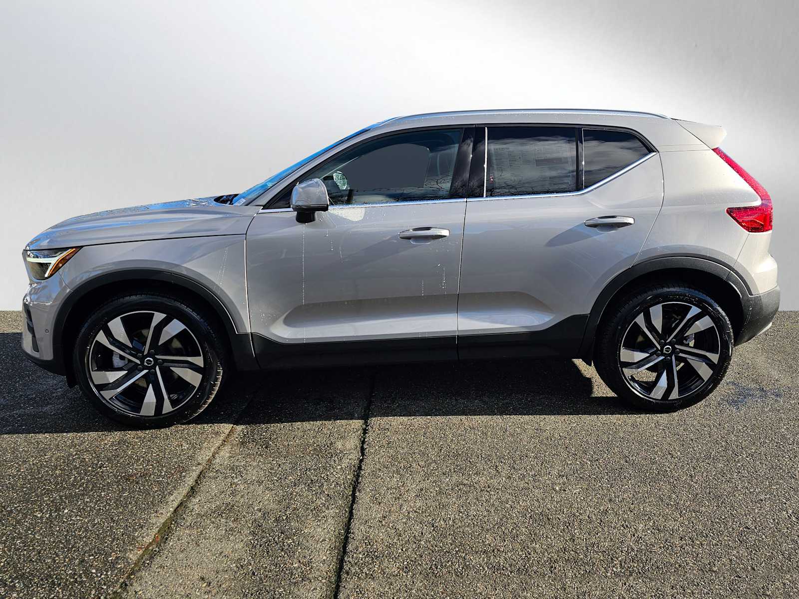 2025 Volvo XC40 Plus photo 4