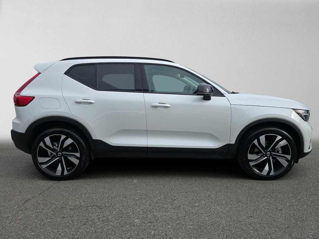 New 2026 Volvo XC40 B5 Ultra SUV