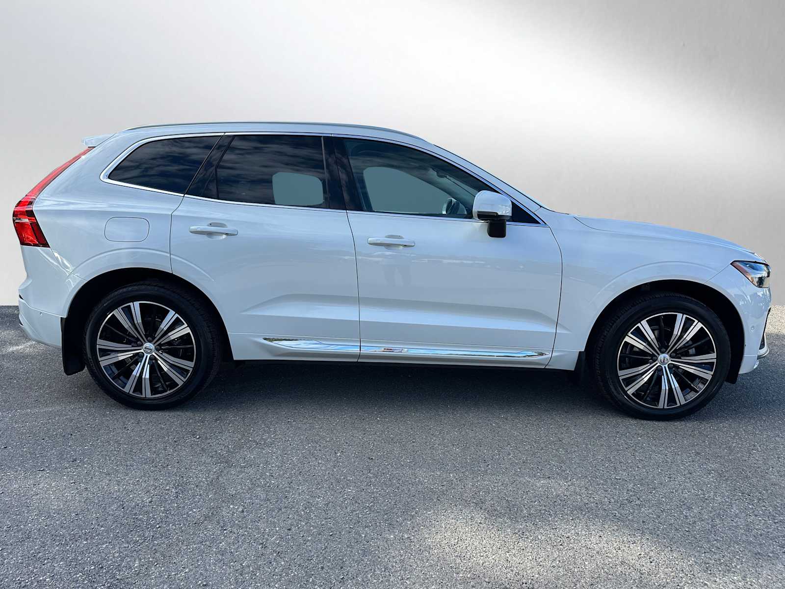 2023 Volvo XC60 B5 Ultimate photo 2