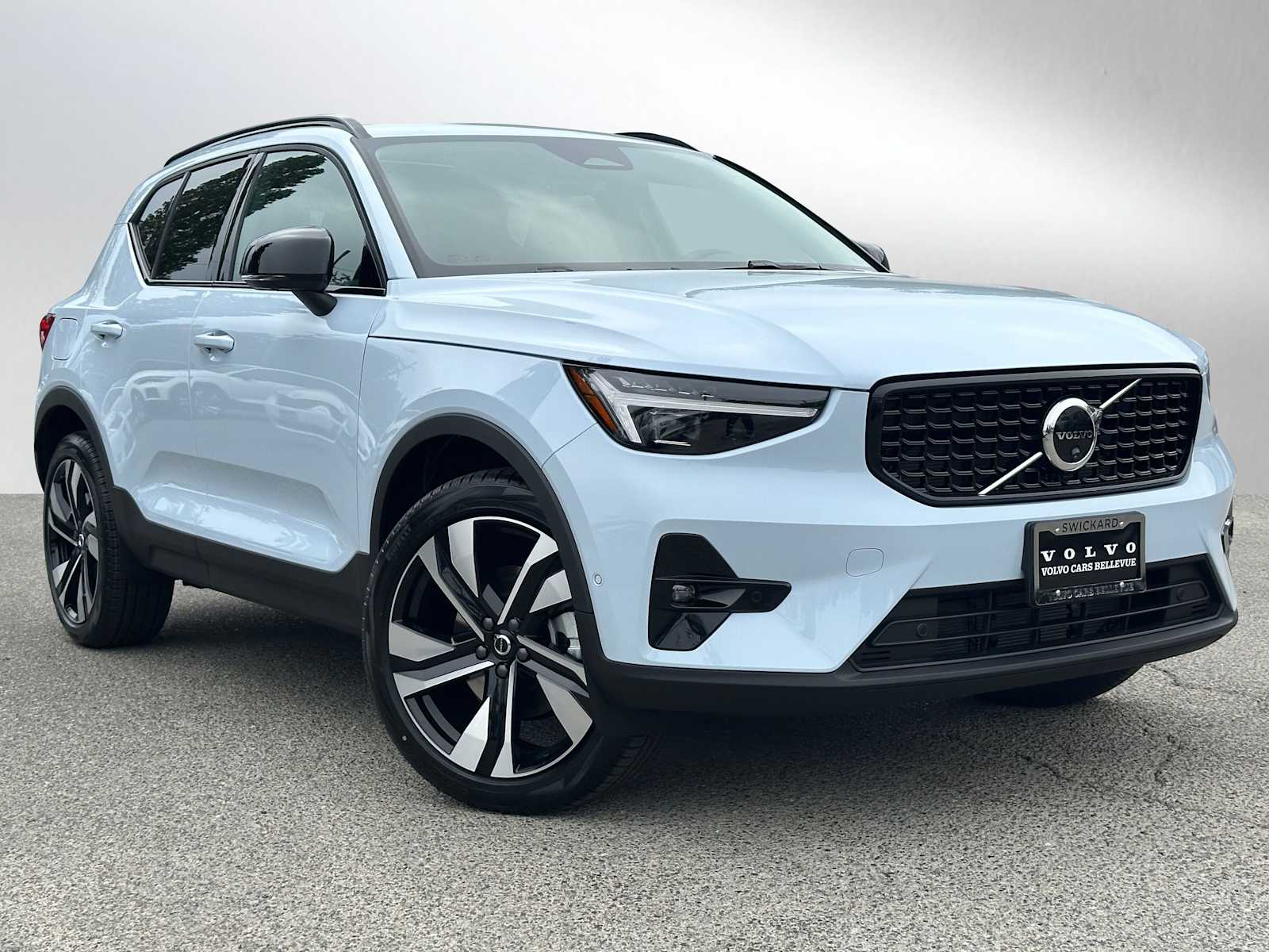 2026 Volvo XC40 B5 Plus Dark AWD's photo