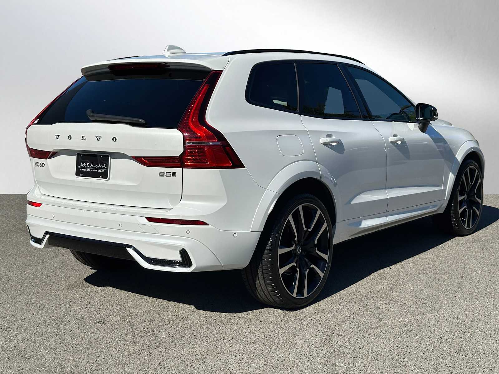 2023 Volvo XC60 B5 Ultimate photo 3