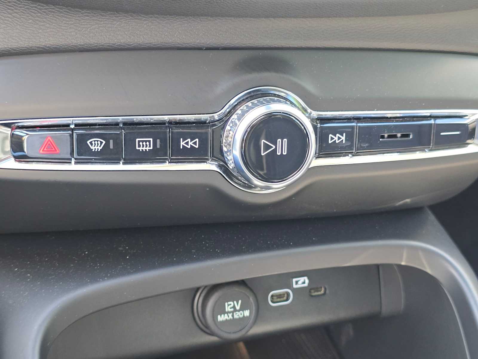 2026 Volvo XC40 Plus - Photo 29
