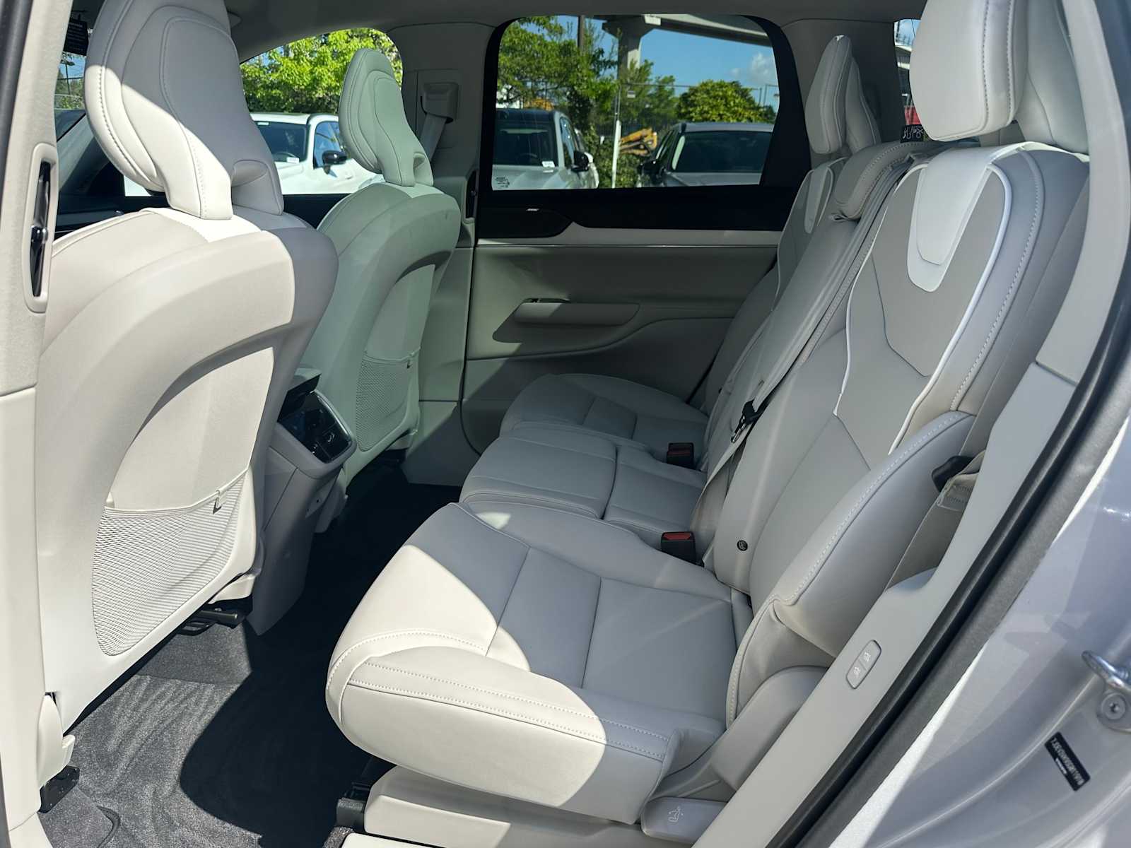 2025 Volvo EX90 Plus - Photo 15