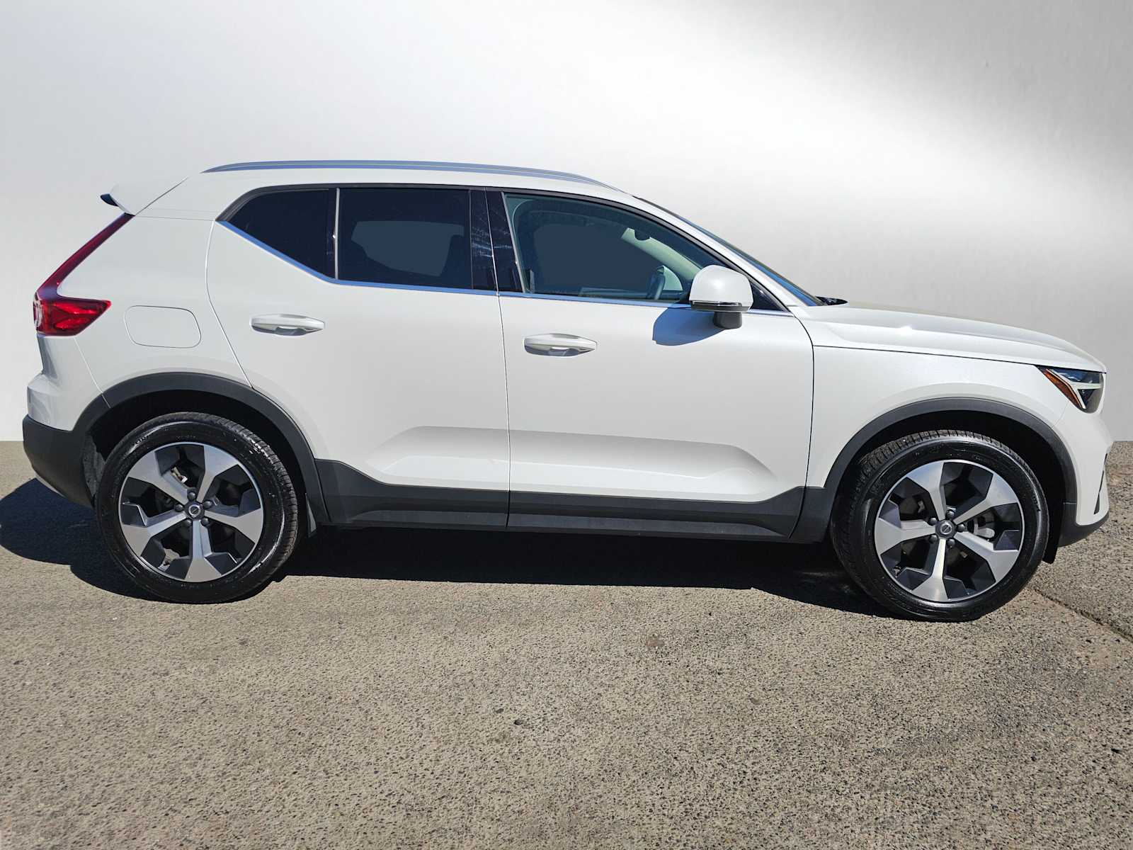 2025 Volvo XC40 Core - Photo 2