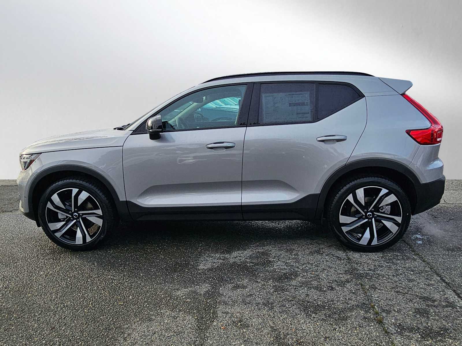2025 Volvo XC40 Plus photo 2