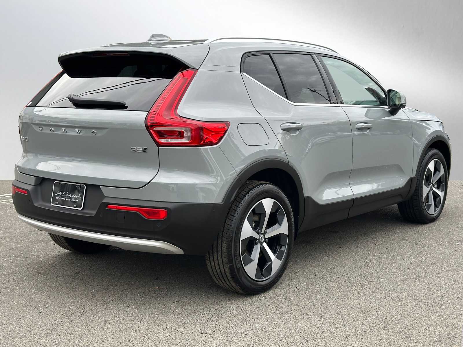 2025 Volvo XC40 Plus photo 2