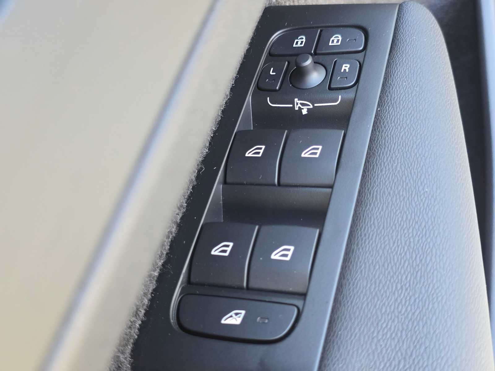 2026 Volvo XC40 Plus - Photo 21