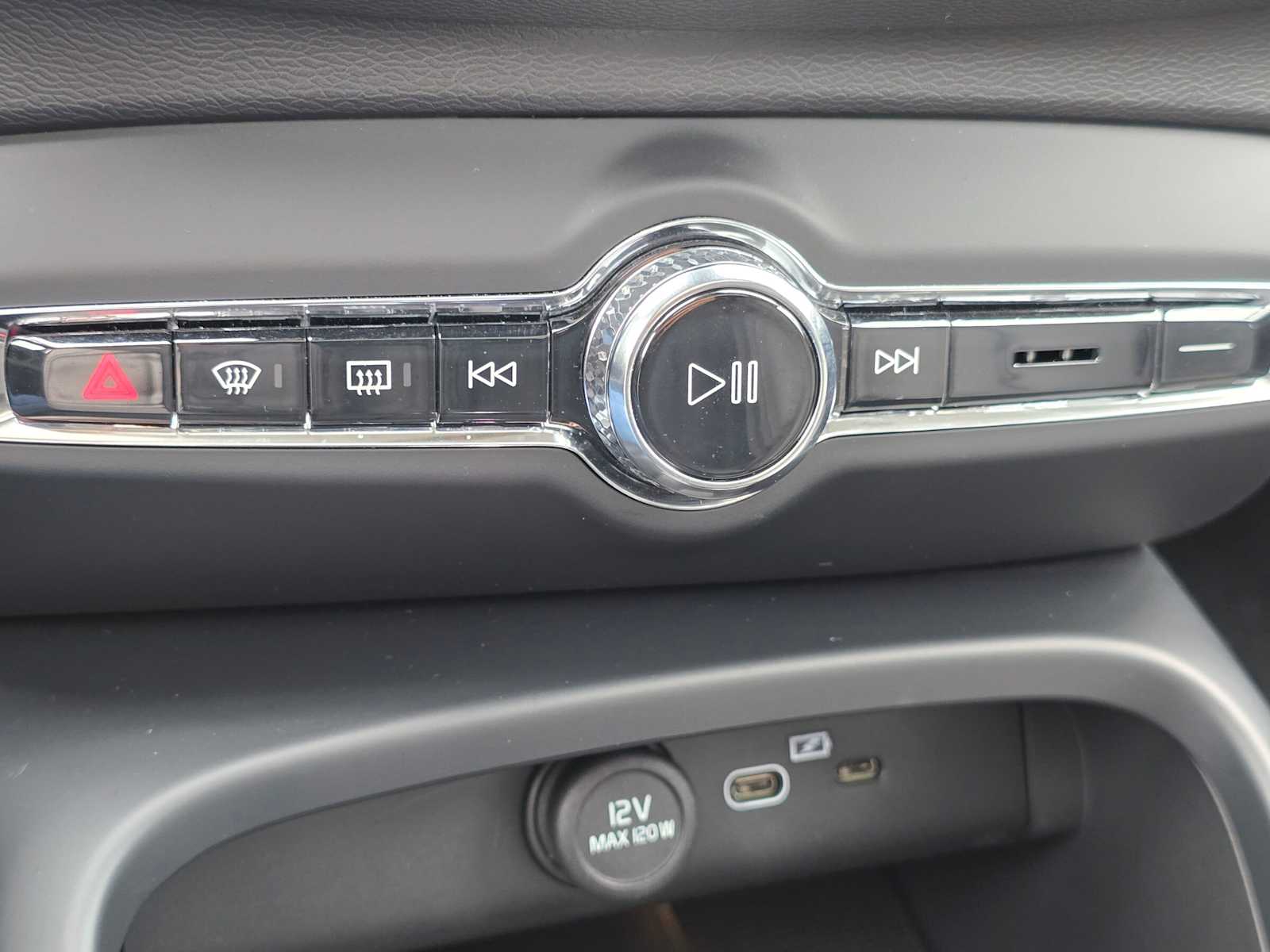 2026 Volvo XC40 Ultra - Photo 29