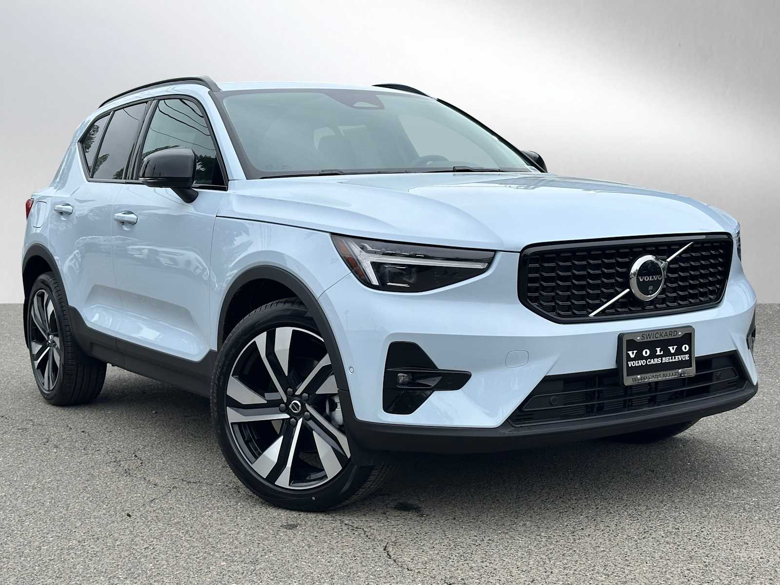 2026 Volvo XC40 B5 Ultra Dark AWD's photo