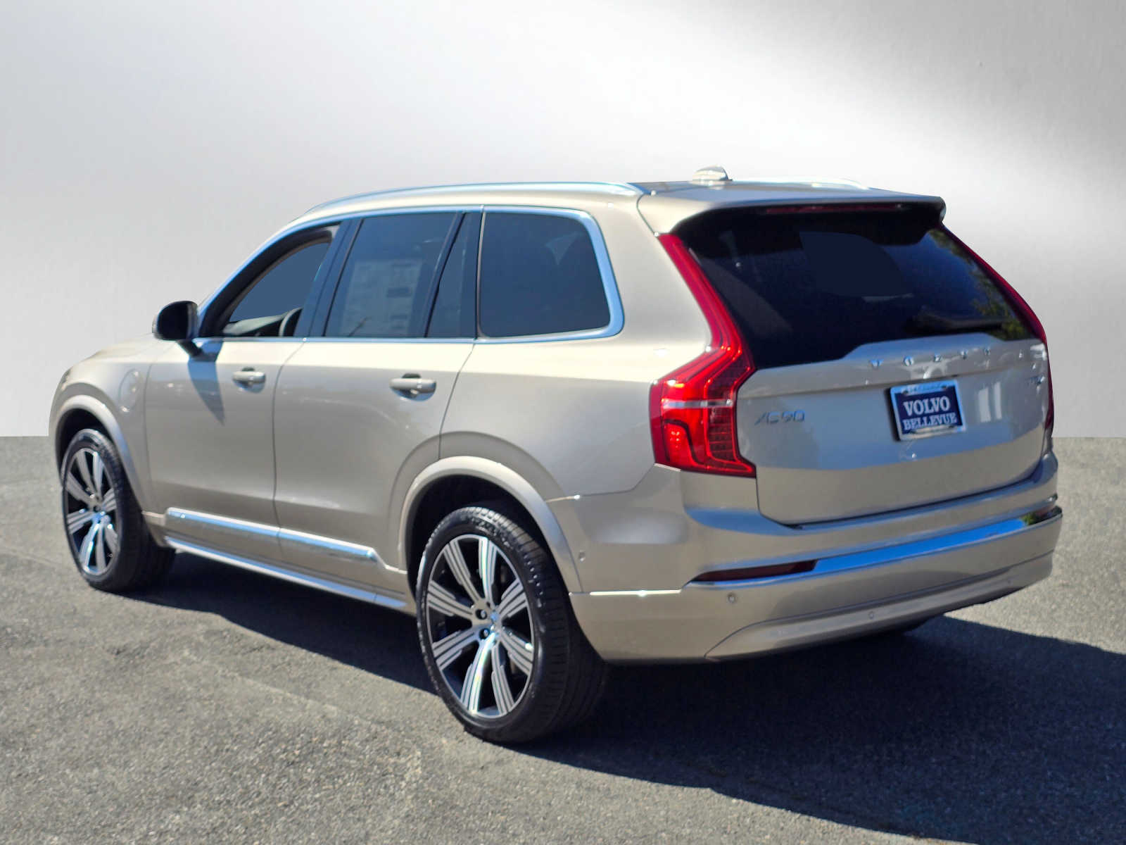 2025 Volvo XC90 T8 Plus photo 4