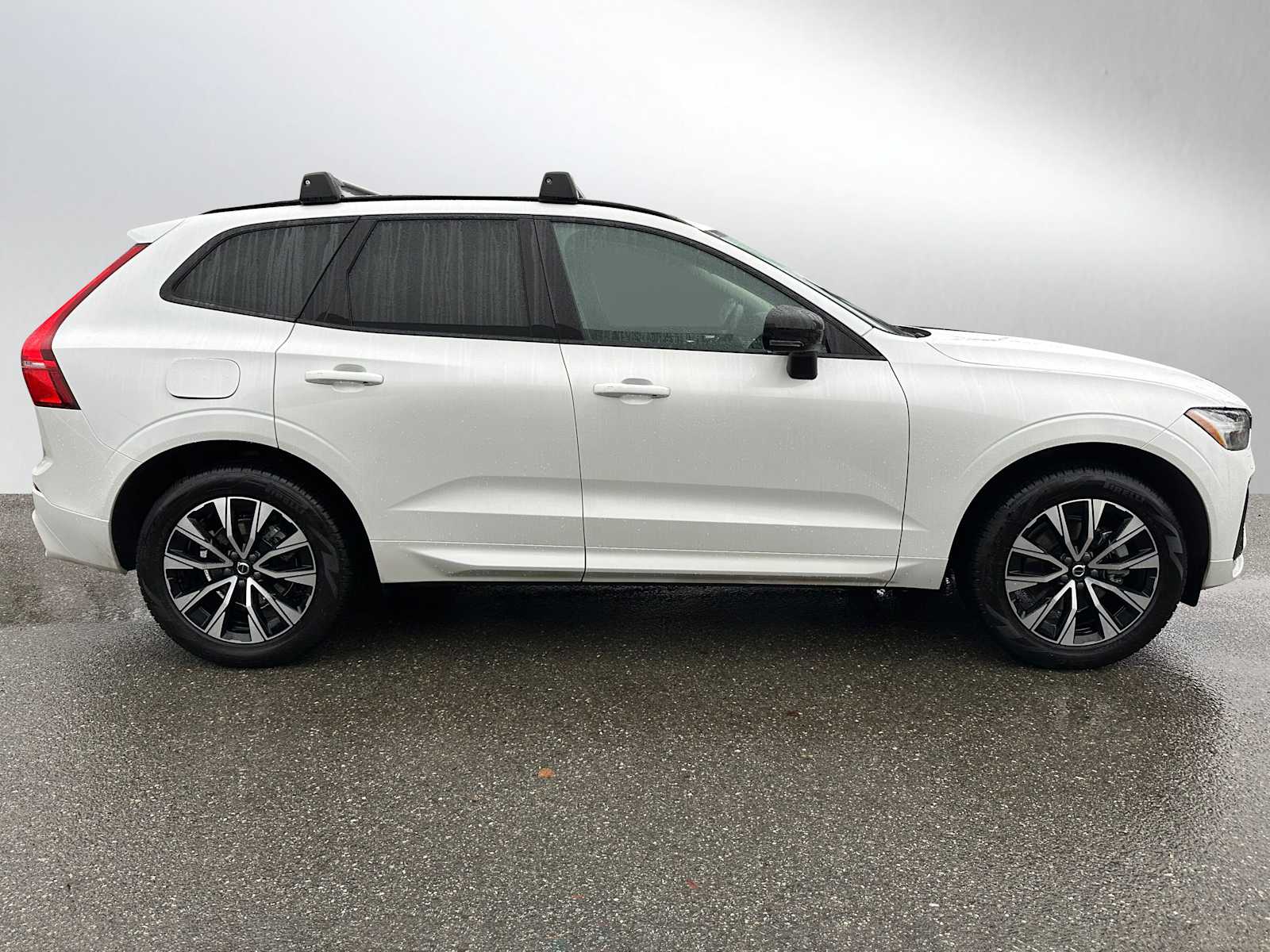 2025 Volvo XC60 B5 Core photo 2