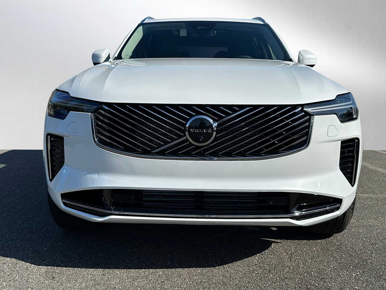 2025 Volvo XC90 T8 Plus photo 2