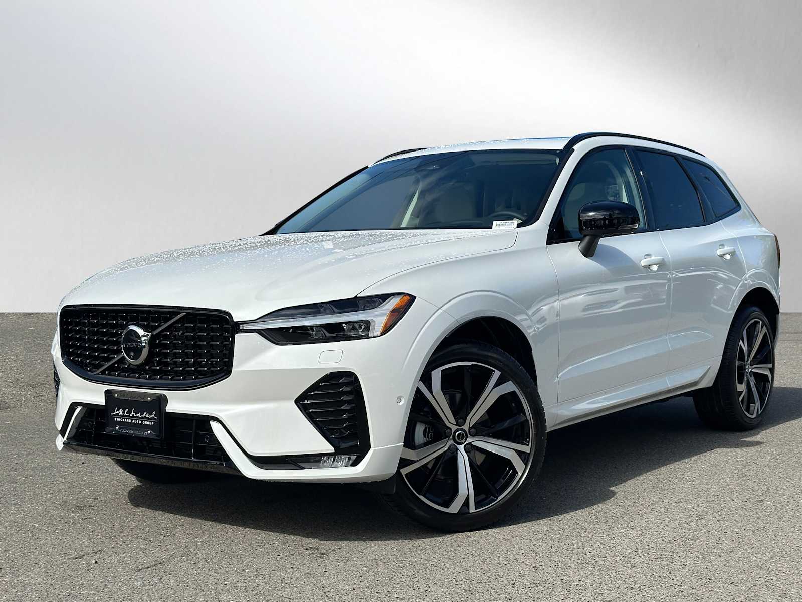 2025 Volvo XC60 B5 photo 3