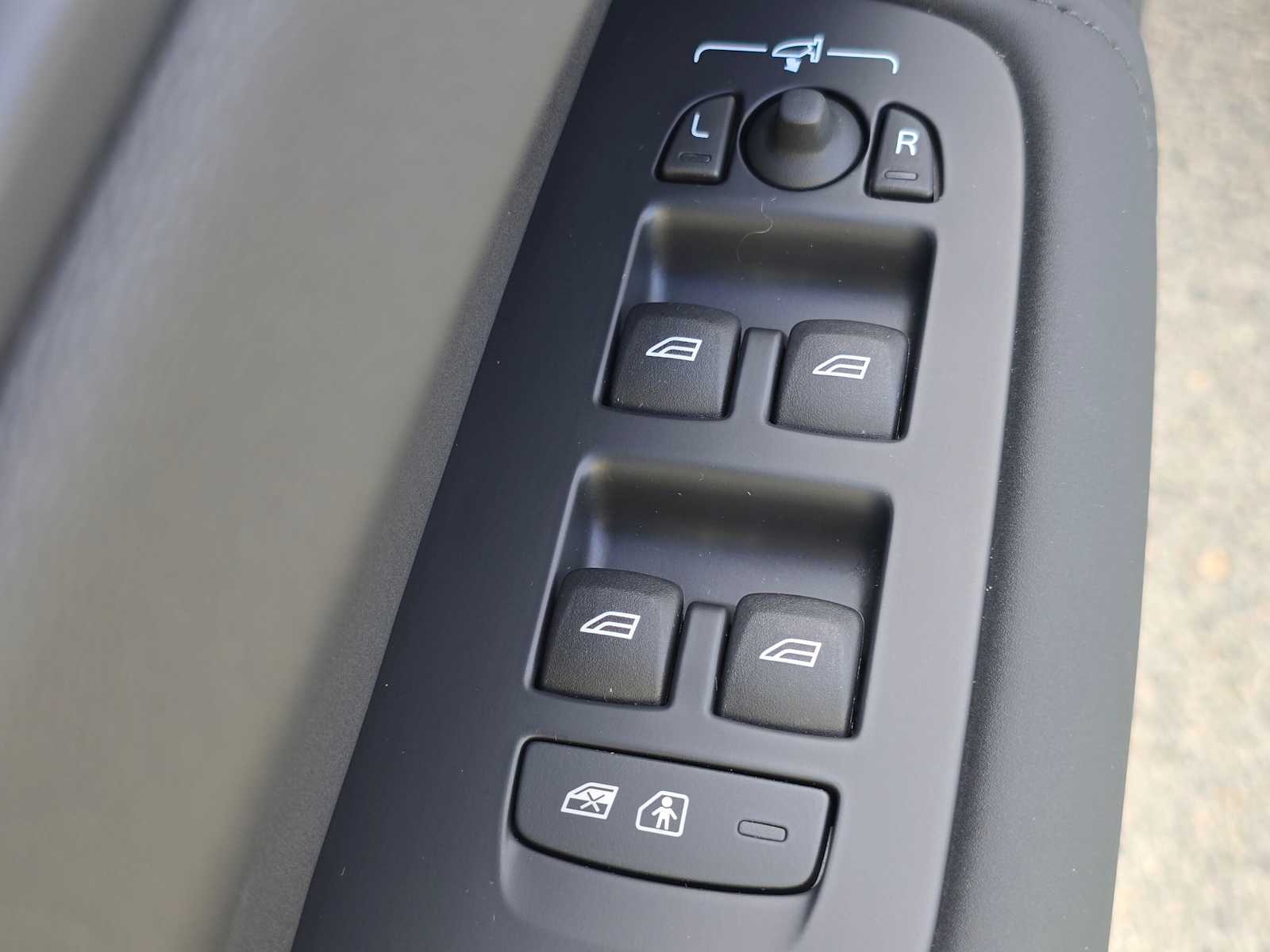 2026 Volvo XC60 Plus - Photo 21