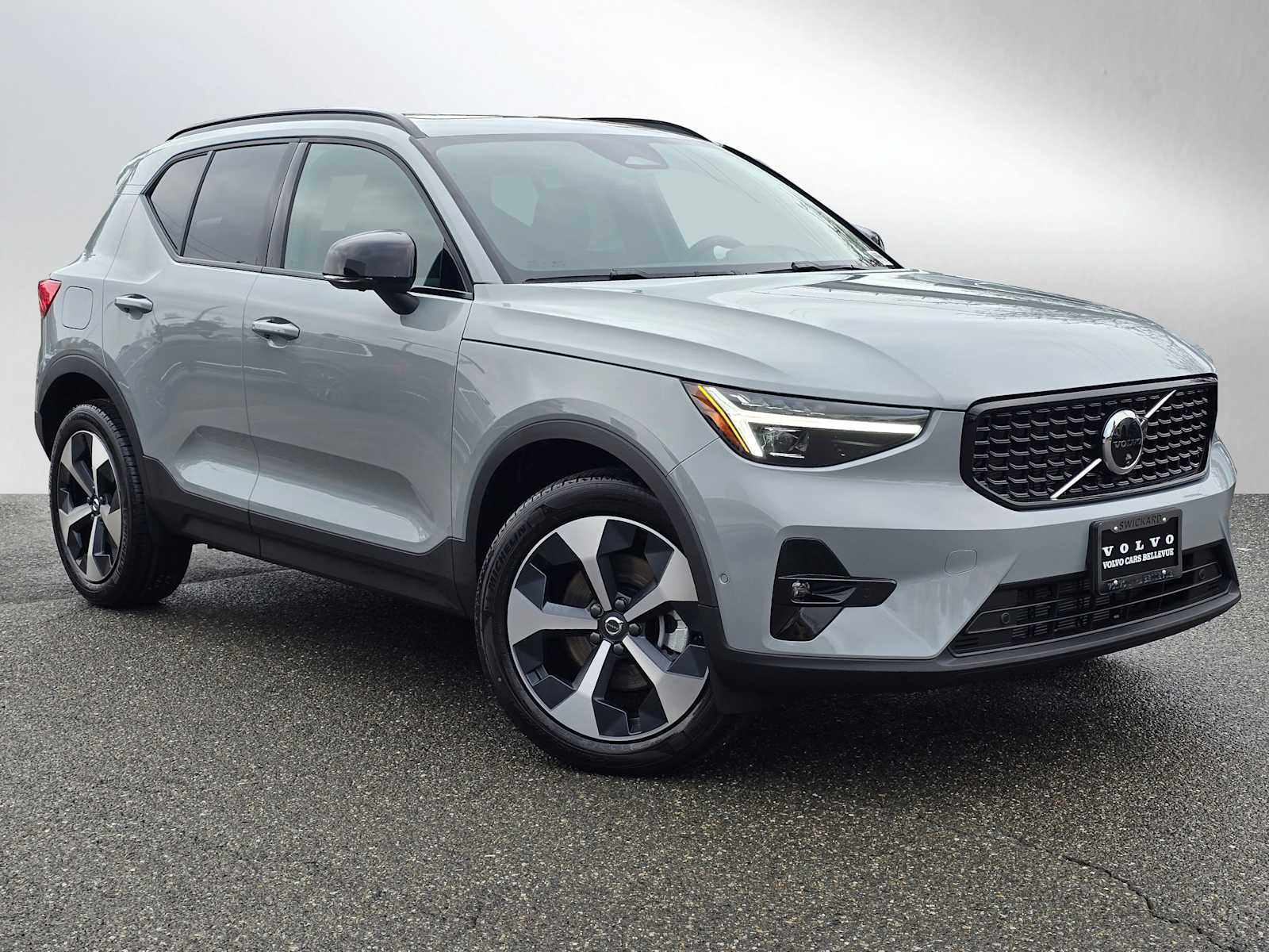 2026 Volvo XC40 B5 Plus Dark AWD's photo