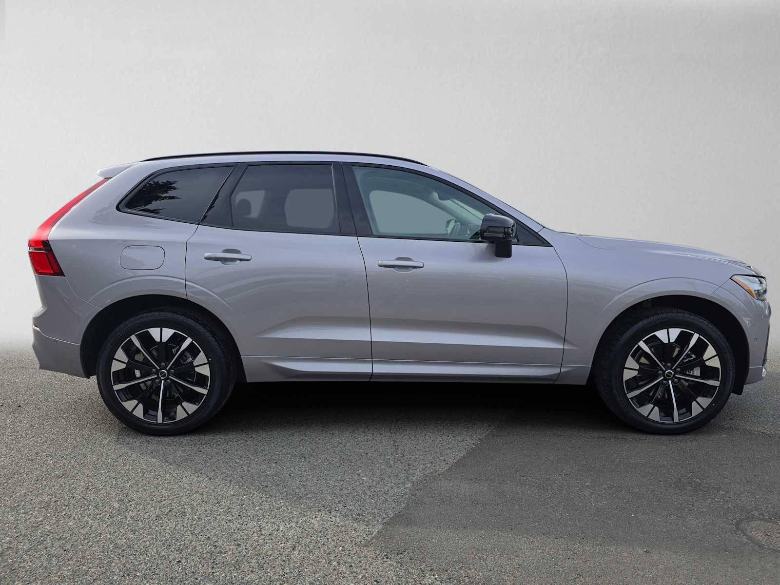 2026 Volvo XC60 Plus - Photo 2
