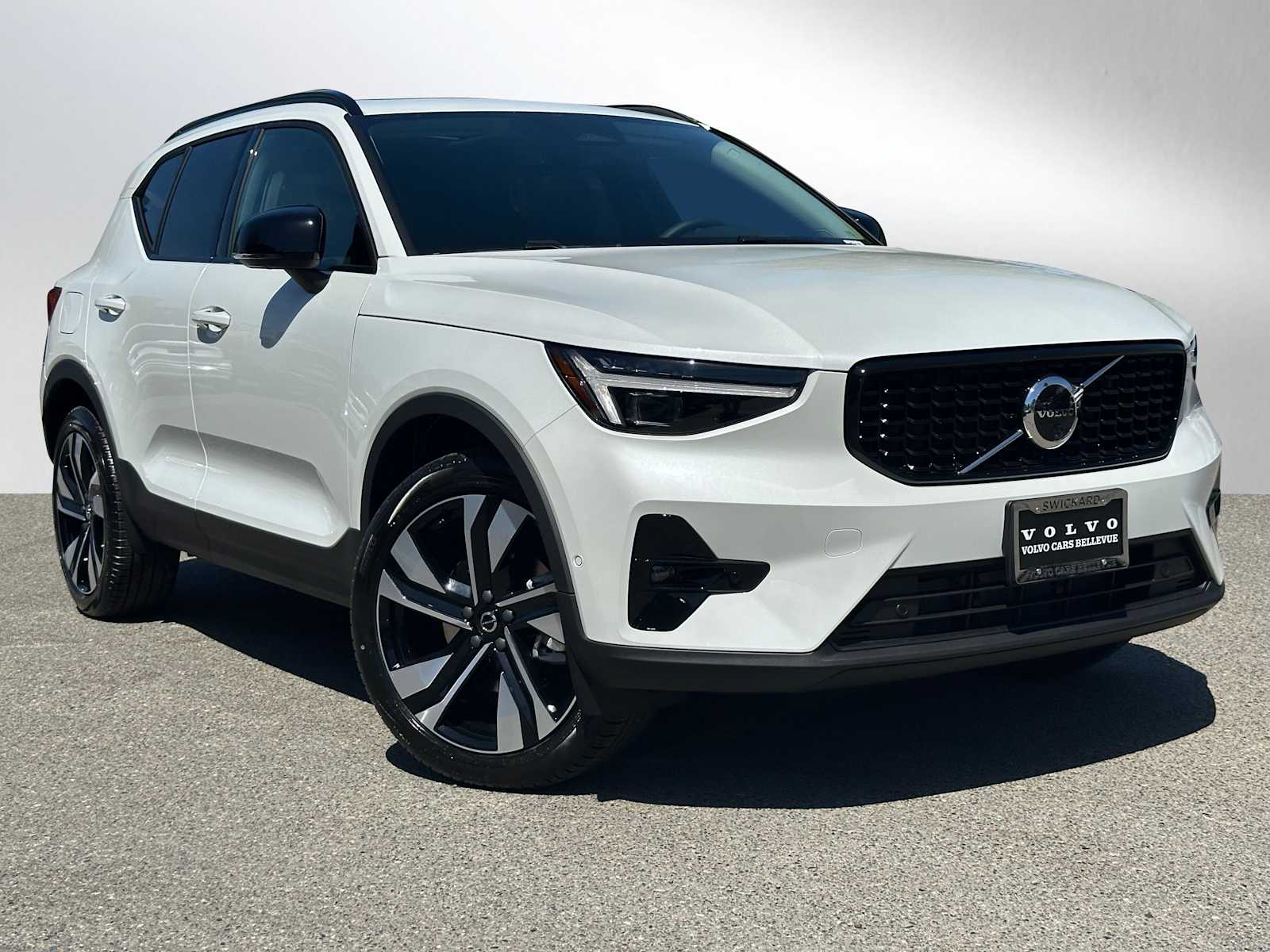 2026 Volvo XC40 B5 Plus Dark AWD's photo