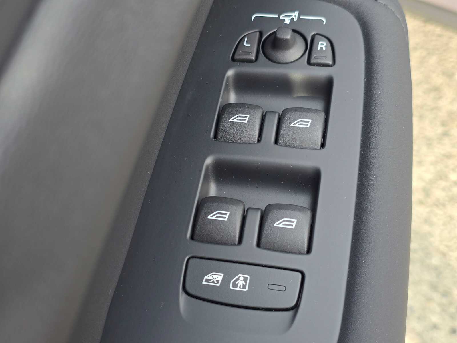 2026 Volvo XC60 Plus - Photo 21