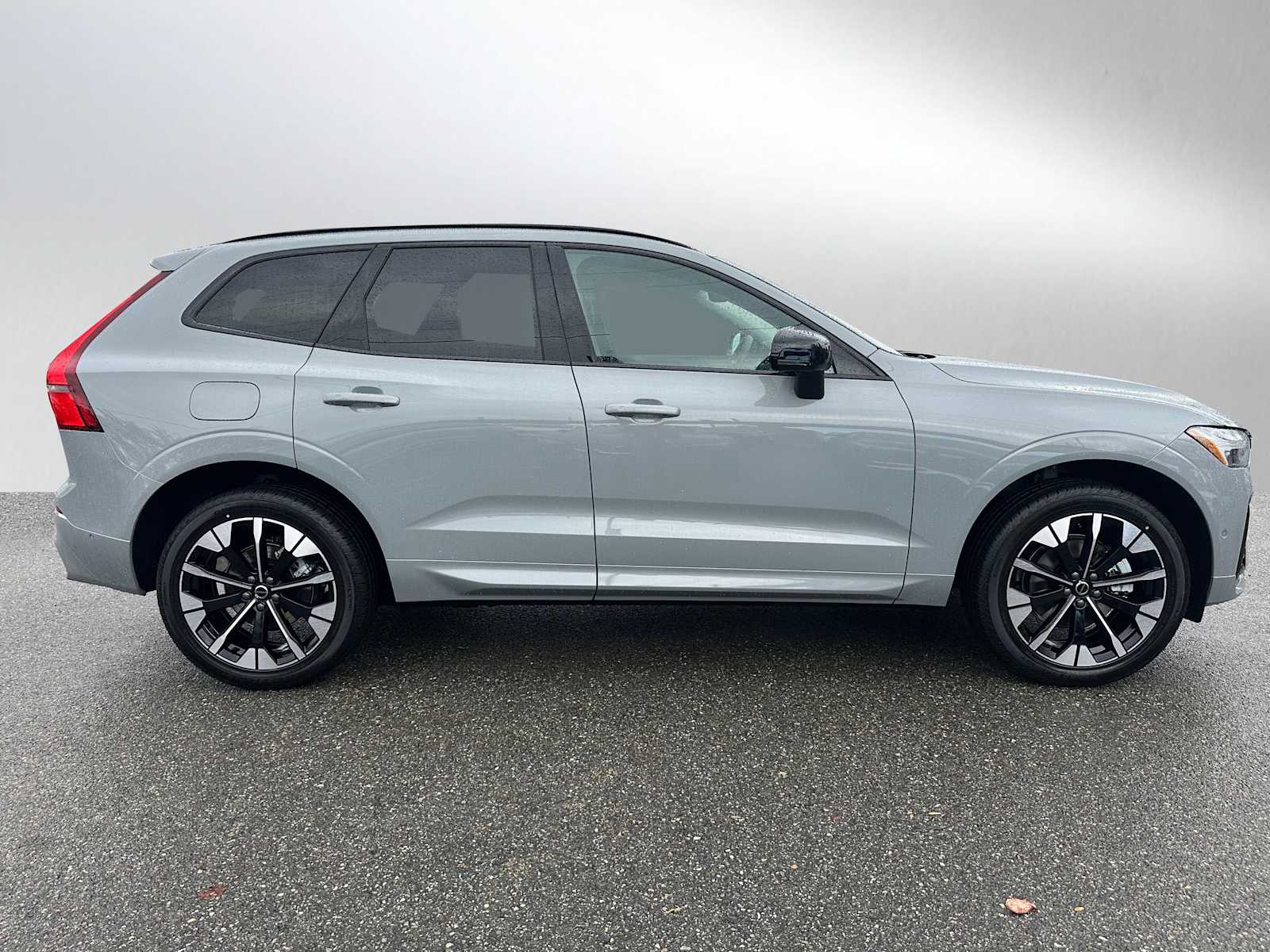 2026 Volvo XC60 B5 Plus photo 2