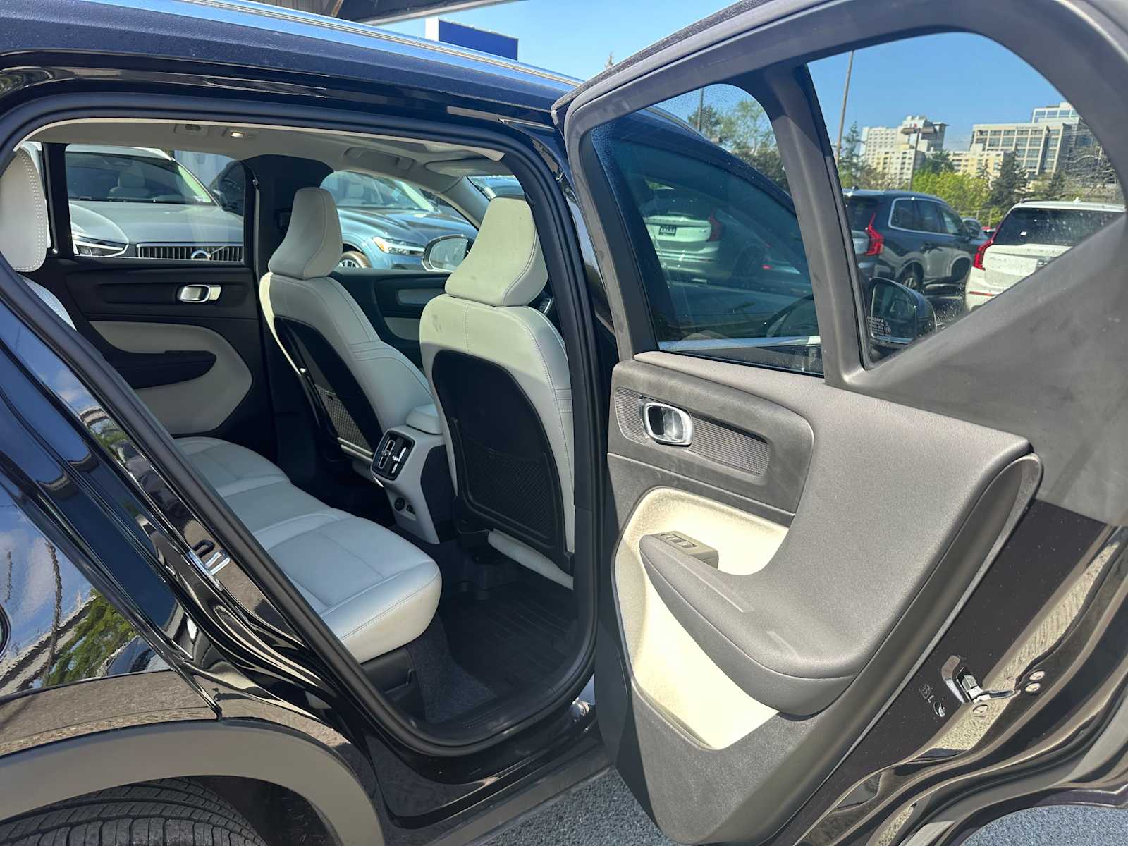 2025 Volvo XC40 Plus - Photo 13