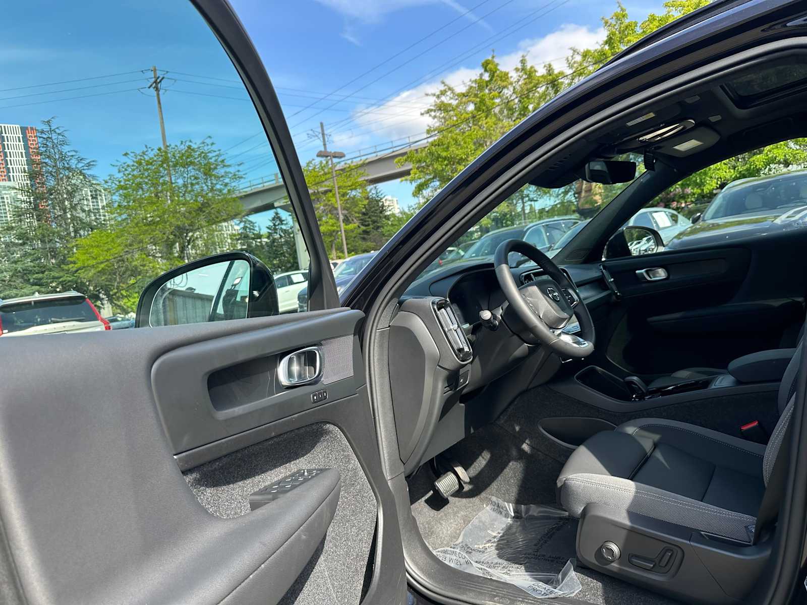 2025 Volvo EX40 Plus - Photo 20