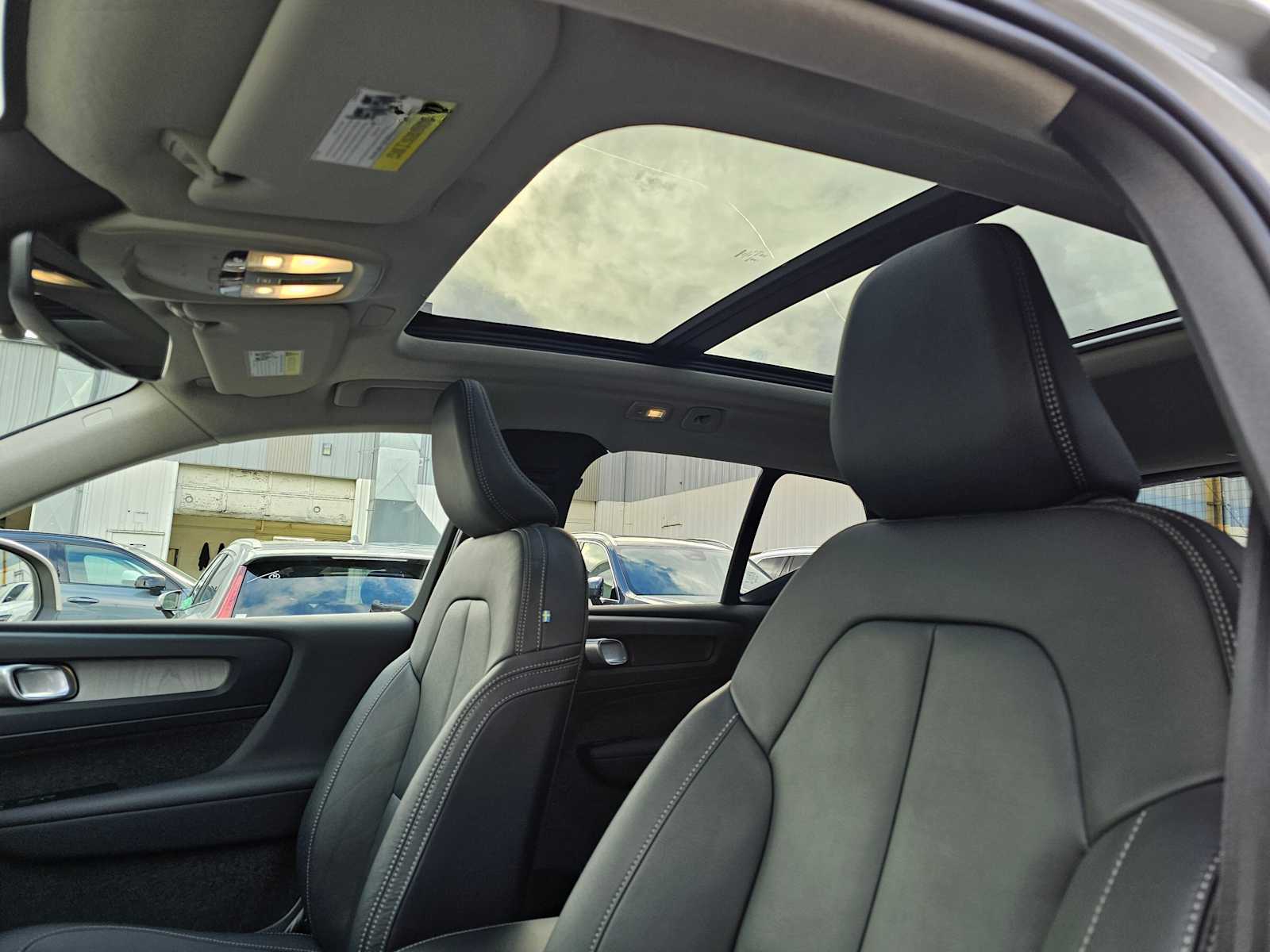 2025 Volvo XC40 Plus - Photo 28