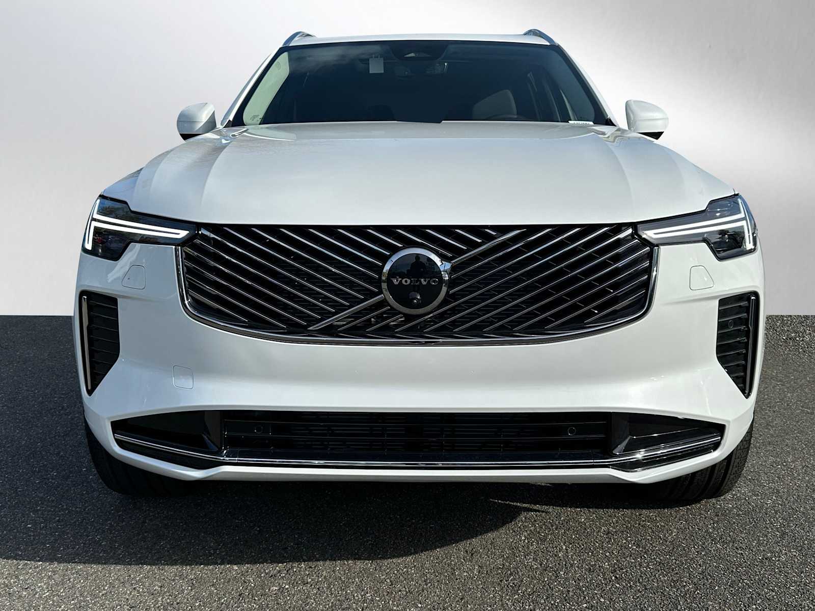 2025 Volvo XC90 B5 Plus photo 2