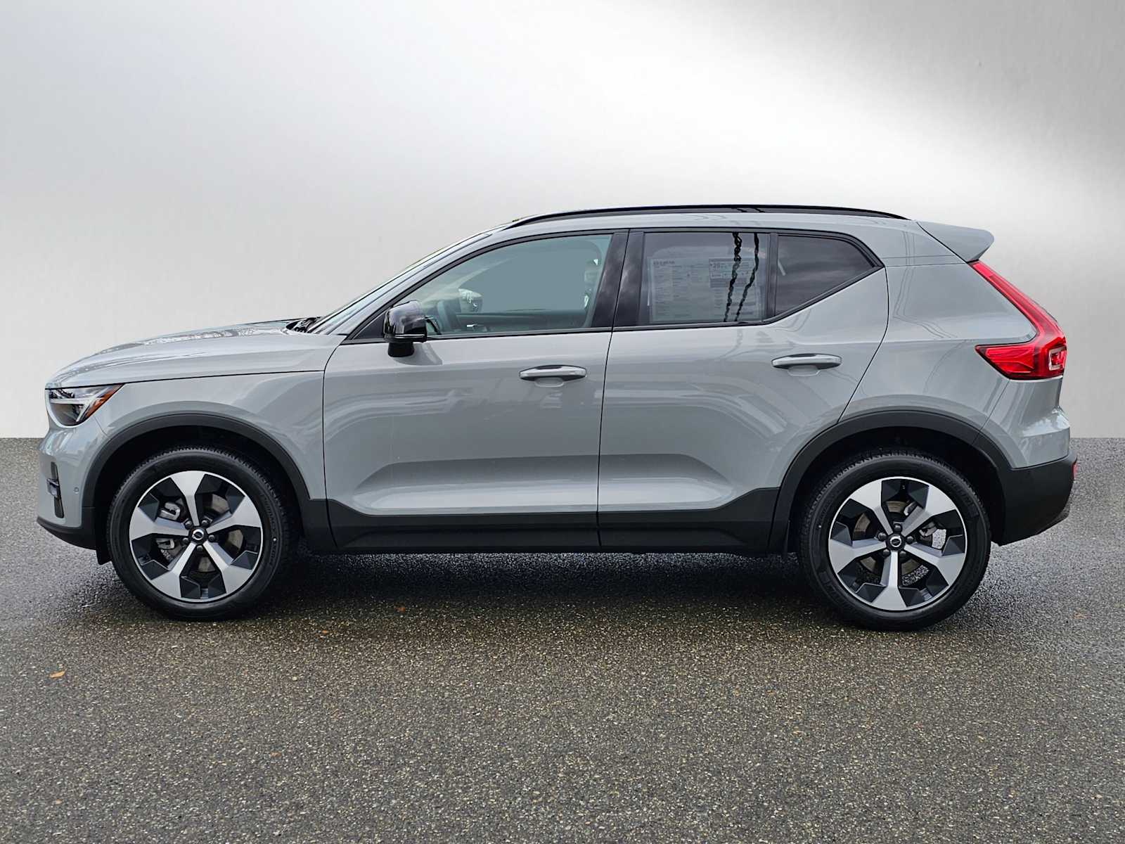 2025 Volvo XC40 Plus photo 2