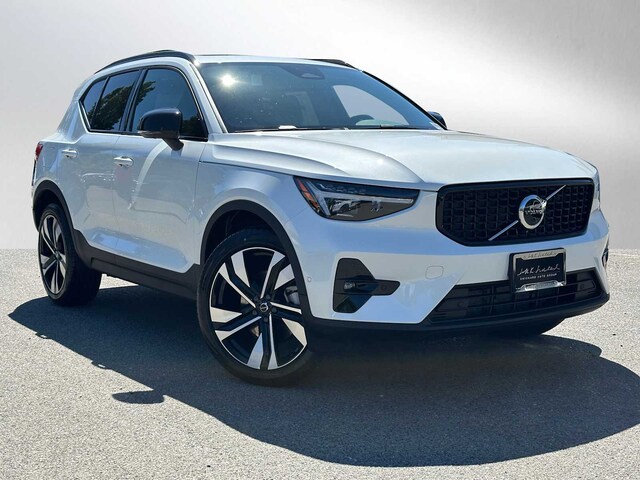 2025 Volvo XC40 B5 Plus Dark Theme SUV