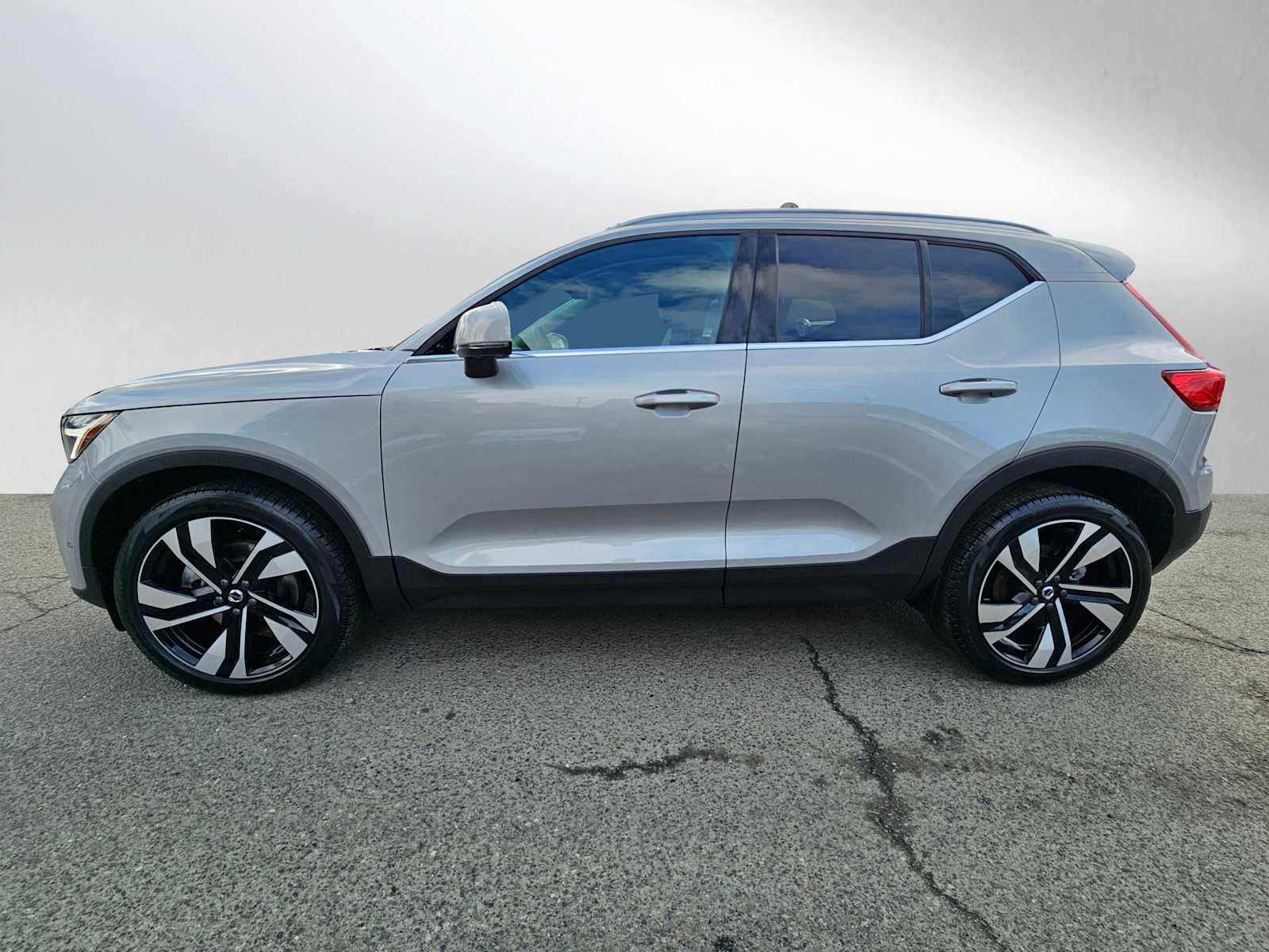 2025 Volvo XC40 Plus - Photo 6