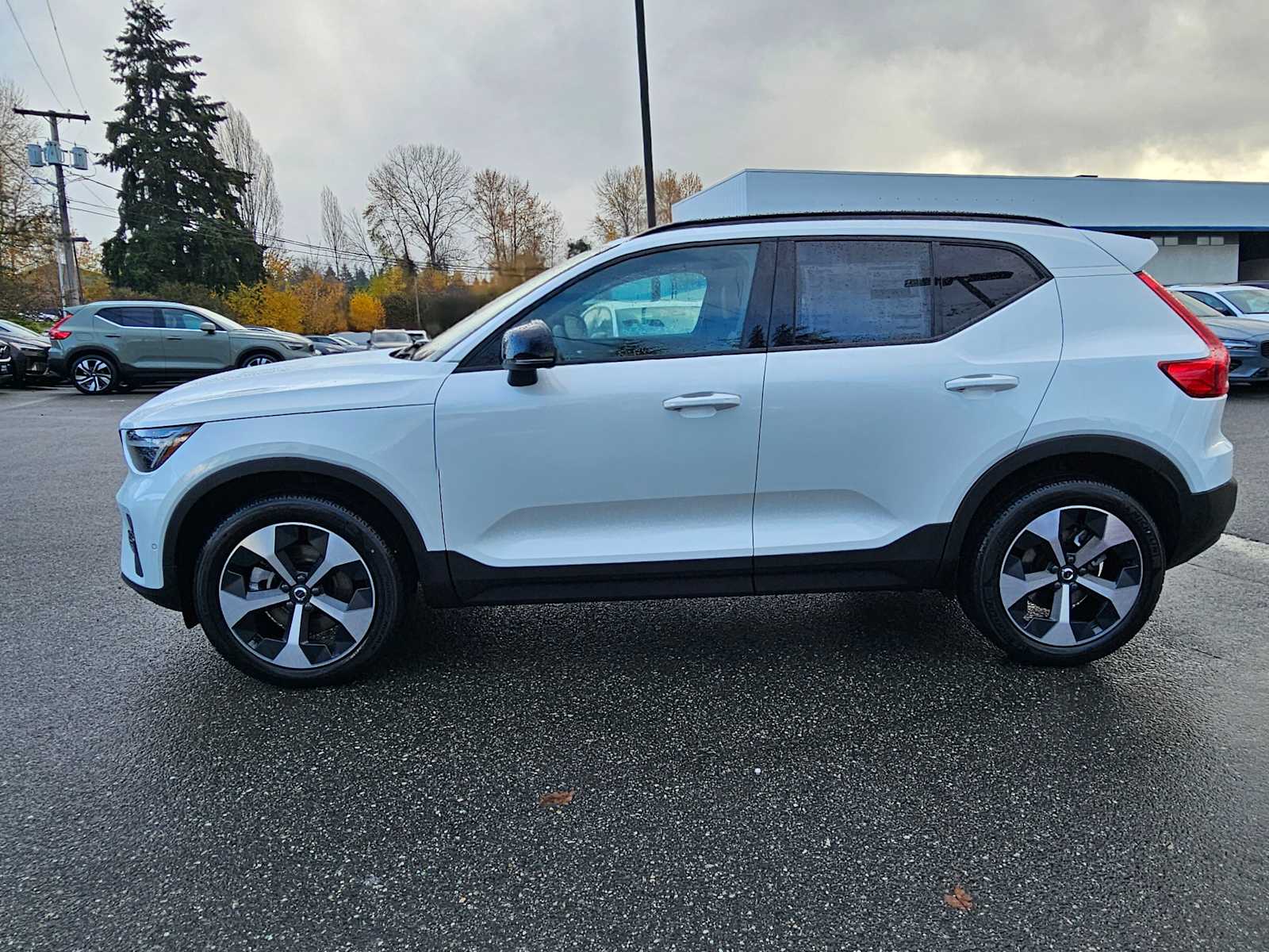 2025 Volvo XC40 Plus photo 3